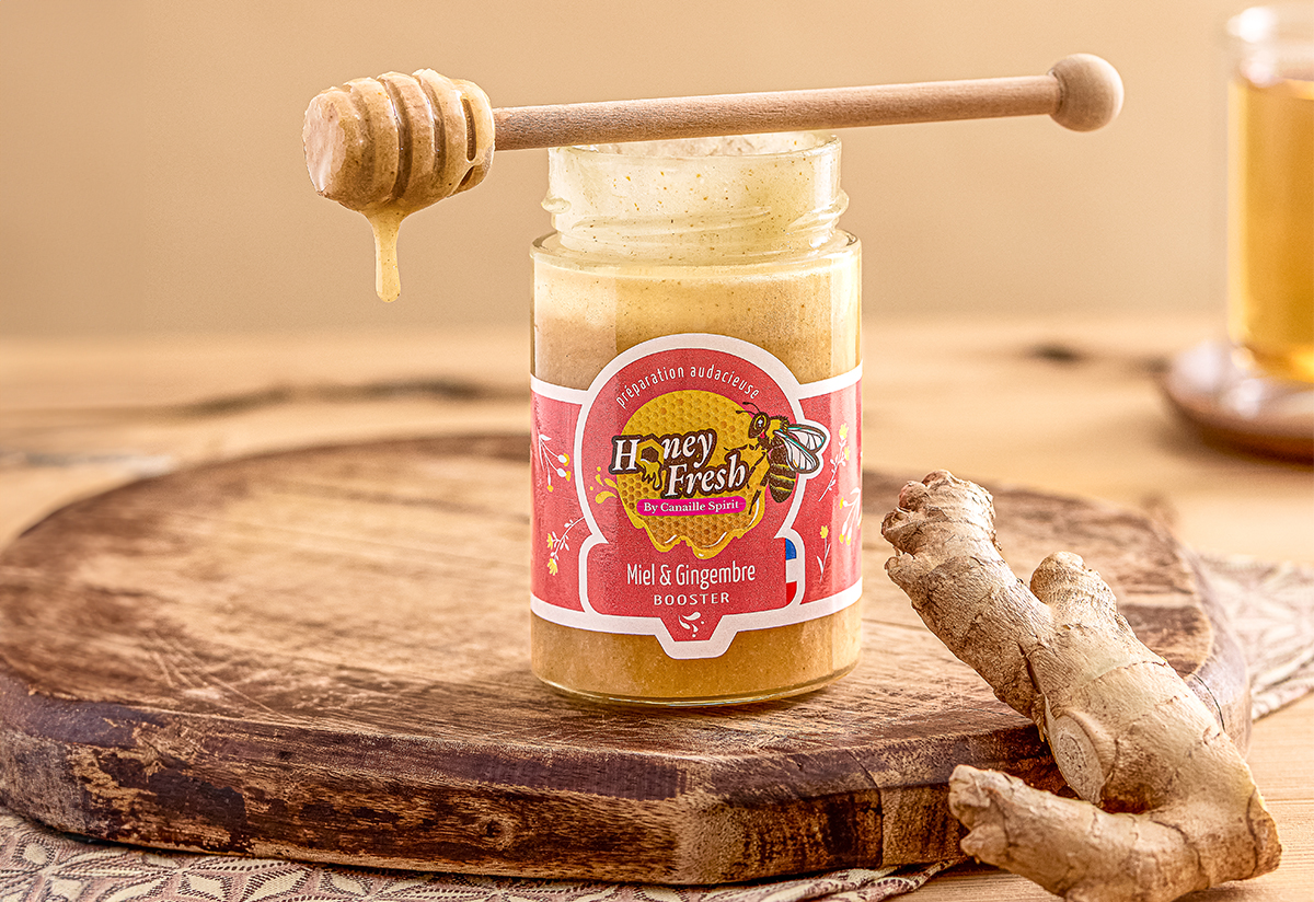 Pot Honey Fresh miel-gingembre dans une ambiance gourmande de ton naturel bois clair.