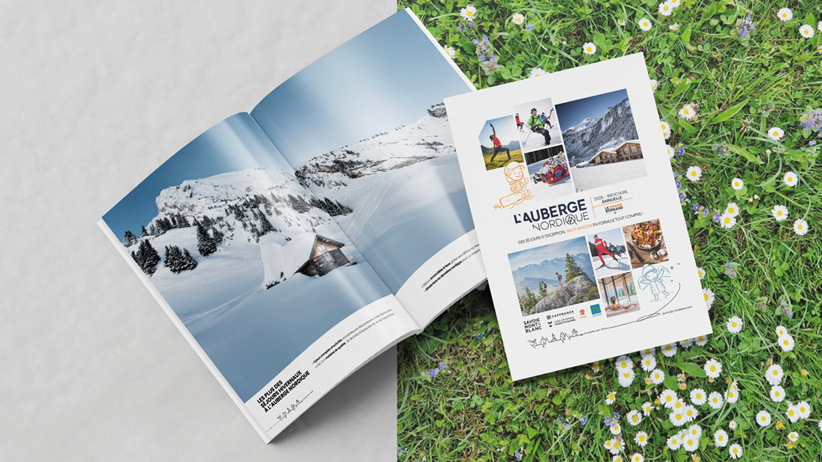 Brochure annuelle de l'auberge nordique couverture et intérieur sur fond matière mi-hiver, mi-été