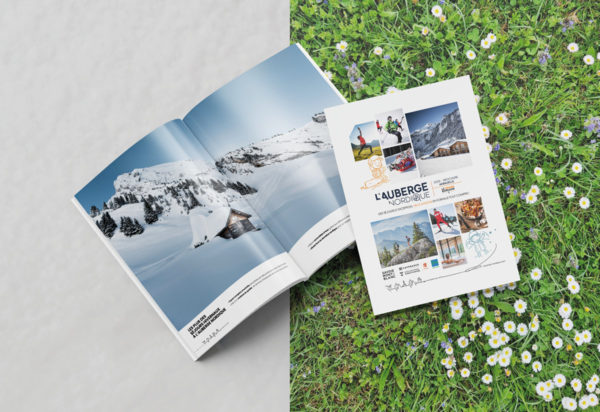 Brochure annuelle de l'auberge nordique couverture et intérieur sur fond matière mi-hiver, mi-été
