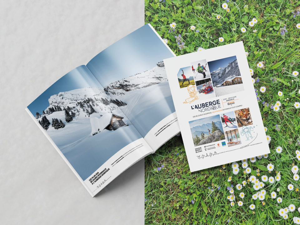Brochure annuelle de l'auberge nordique couverture et intérieur sur fond matière mi-hiver, mi-été