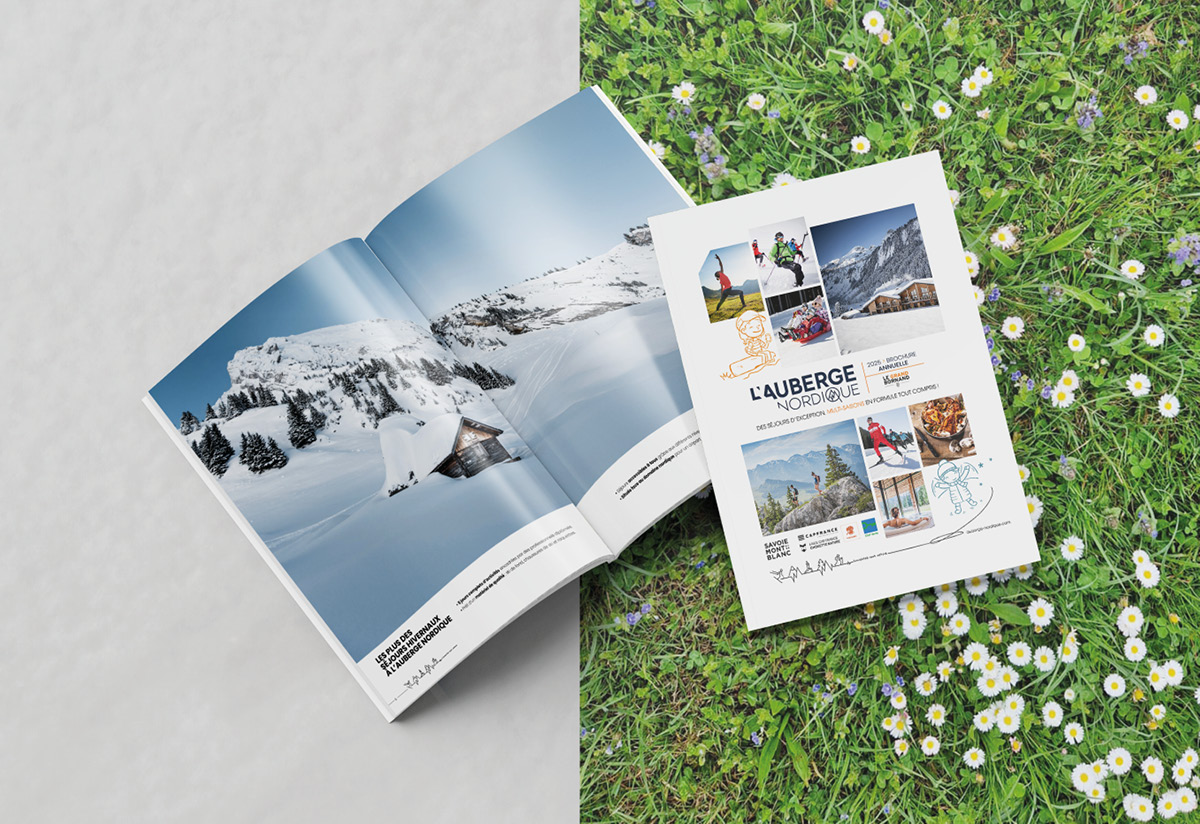 Brochure annuelle de l'auberge nordique couverture et intérieur sur fond matière mi-hiver, mi-été