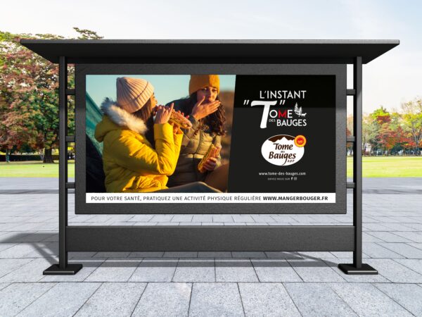 Campagne d'affichage Tome des Bauges avec le bloc marque instant tome des bauges et deux femmes qui mangent des sandwichs à la tome.