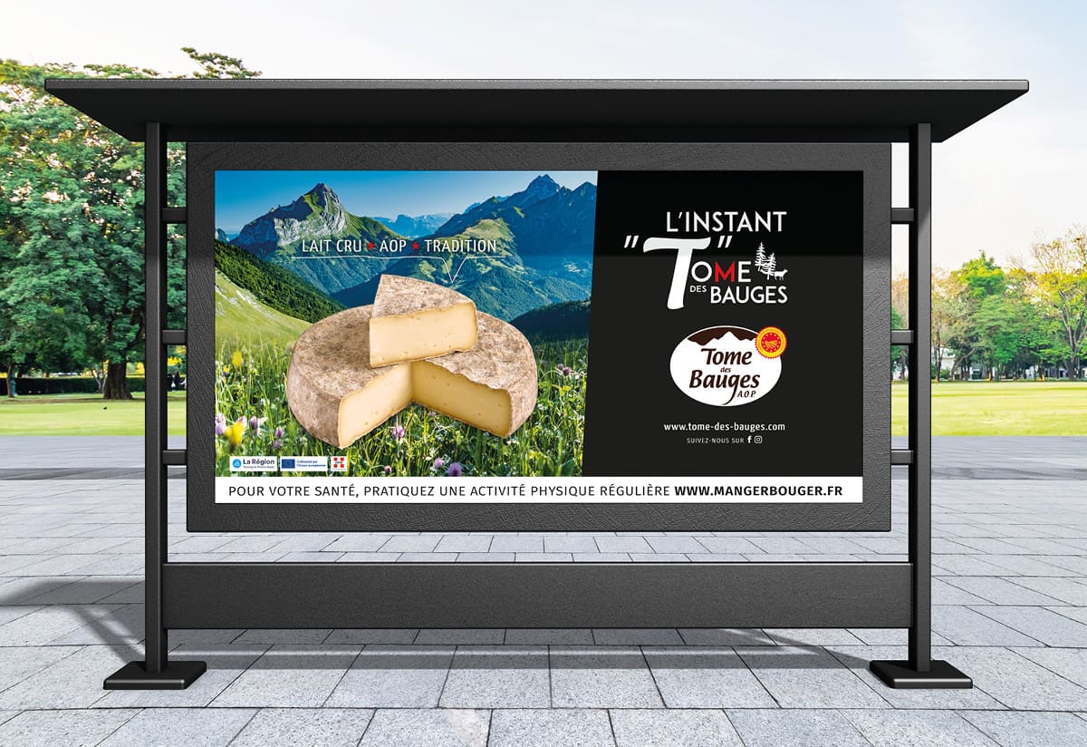 Campagne d'affiche Instant tome des bauges avec le fromage dans un décors champêtre.