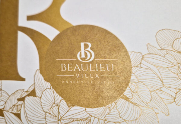 Détail du logo Villa Beaulieu en dorure métalique