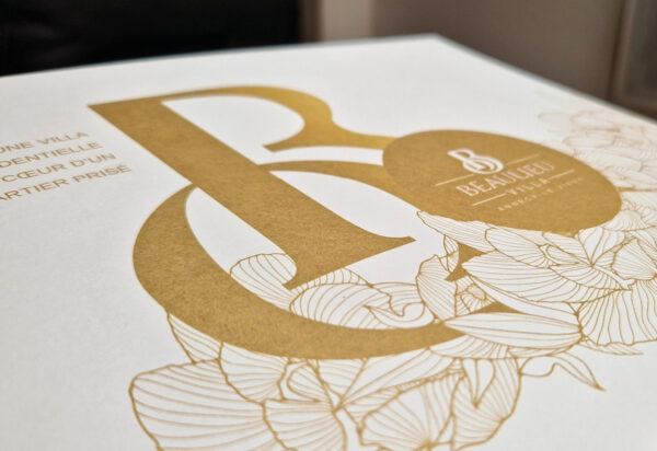 Détail en pantone doré métallique pour la brochure Villa Beaulieu