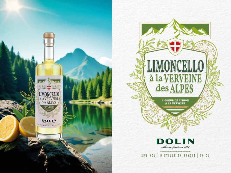Étiquette du limoncello verveine des Alpes avec simulation dans un paysage ensoleillé.